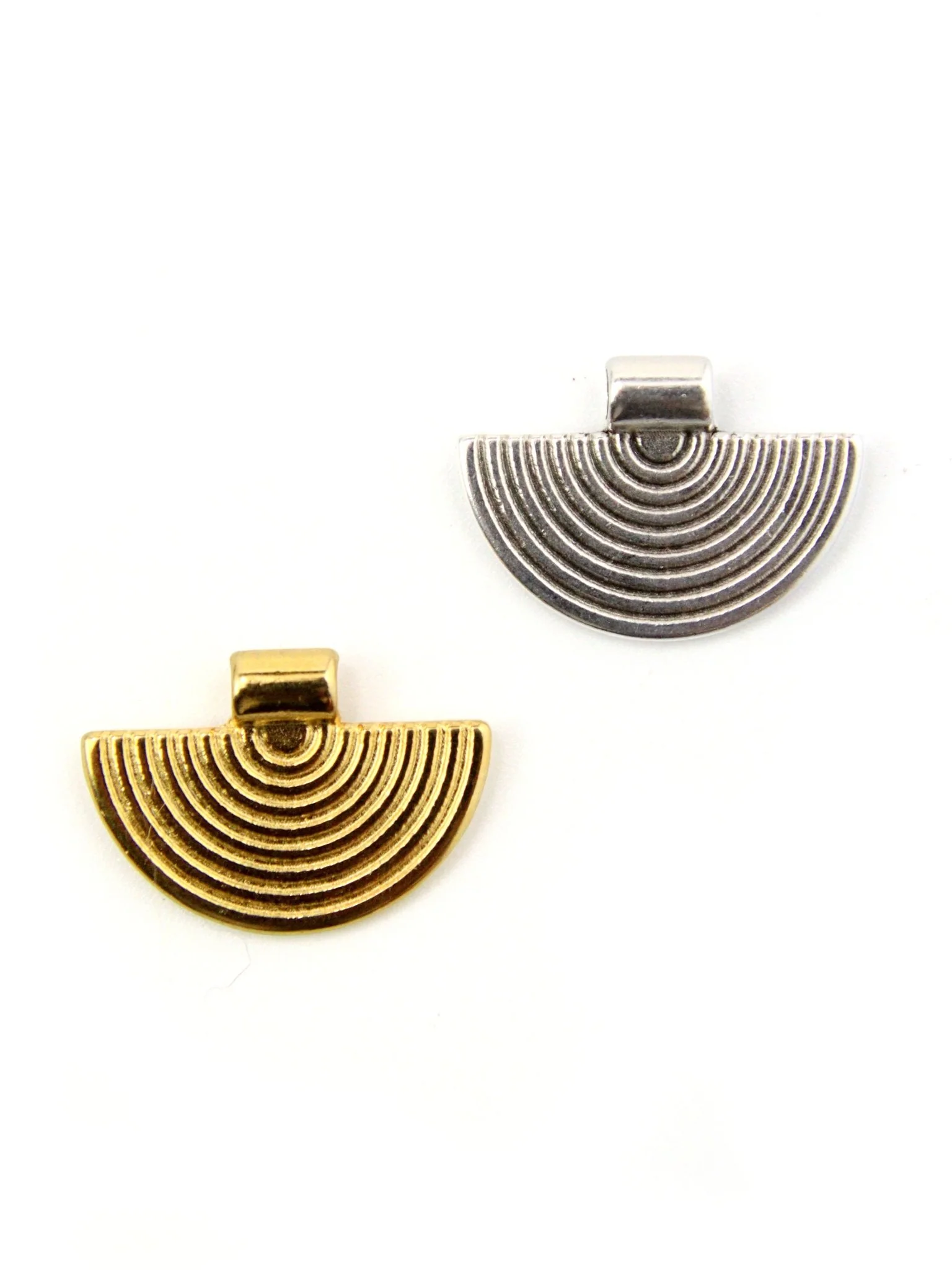 Pendentif demi-cercle en métal/zamak 26x18mm