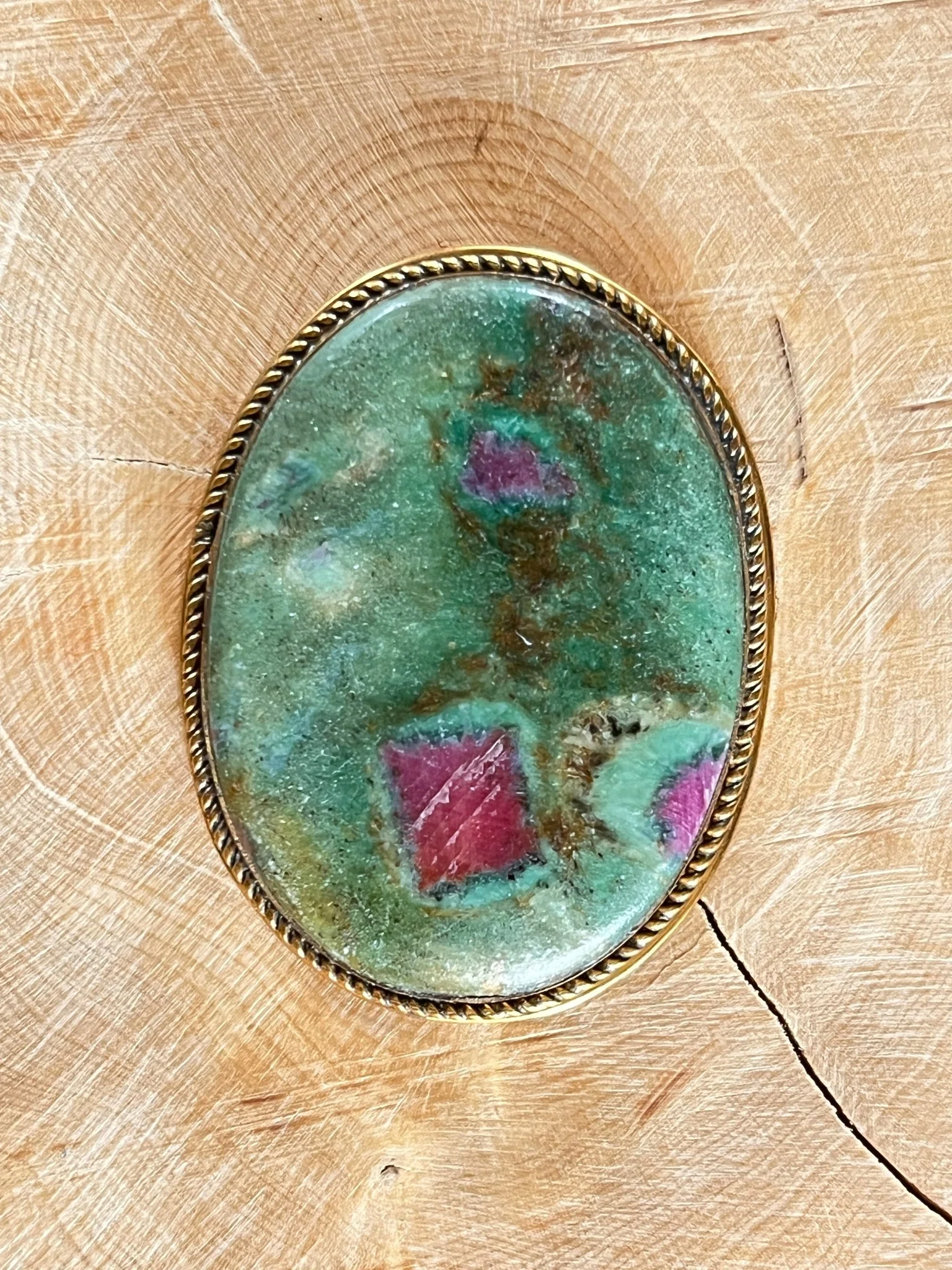 Rubis Fuschite sertie doré n°D4 (4,6cm x 3,6cm)