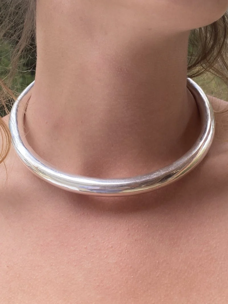Torque épais "Lisse" en laiton plaqué argent - Image 3