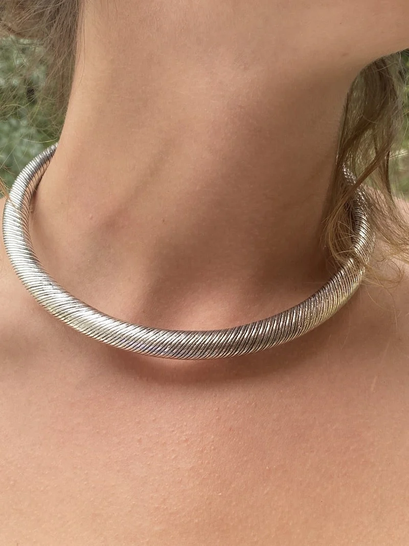 Torque épais "Vrillé" en laiton argenté - Image 3